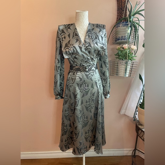Vintage Elegant Silver Foil ‘Tobi’ Long Sleeve Belted Cocktail Dress Size Small - Picture 2 of 11